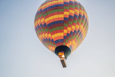 Mavi gökyüzünde güzel sıcak hava balonları.