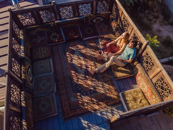 在Cappadocia美丽的早晨 一对年轻的夫妇在土耳其的阳台上 — 图库照片