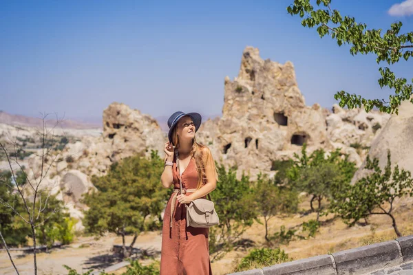 Молодая Женщина Исследует Долину Скалами Сказочными Пещерами Возле Гореме Каппадокии — стоковое фото