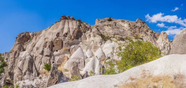 Kapadokya dağlarının ve mağara evlerinin muhteşem manzarası. Türkiye.