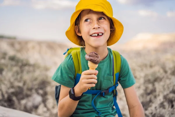 Niño Turista Comiendo Helado Turco Mientras Explora Valle Con Formaciones — Foto de Stock