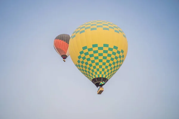 Mavi Gökyüzünde Güzel Sıcak Hava Balonları — Stok fotoğraf
