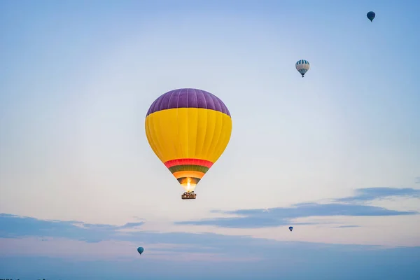Gyönyörű Hőlégballonok Kék Felett — Stock Fotó