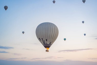 Türkiye 'nin Kapadokya üzerinde uçan renkli sıcak hava balonu.