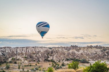 Türkiye 'nin Kapadokya üzerinde uçan renkli sıcak hava balonu.