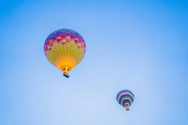 Gyönyörű Hőlégballonok Kék Felett — Stock Fotó