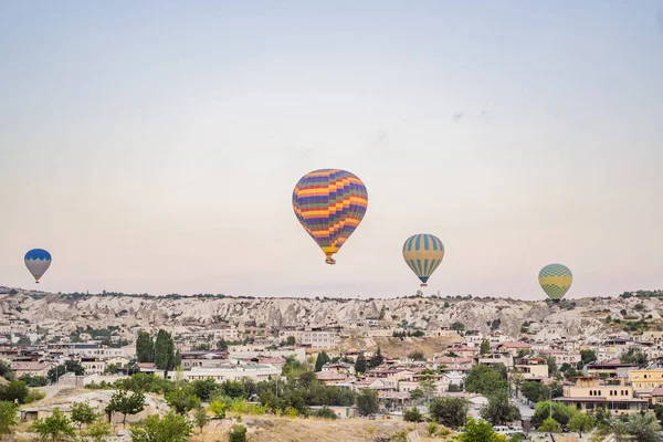 Színes Hőlégballon Repül Cappadocia Felett Törökország — Stock Fotó