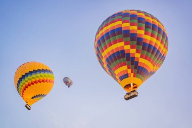 Mavi gökyüzünde güzel sıcak hava balonları.