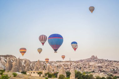 Türkiye 'nin Kapadokya üzerinde uçan renkli sıcak hava balonu.