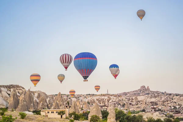Kolorowy Balon Gorące Powietrze Przelatujący Nad Kapadocją Turcja — Zdjęcie stockowe