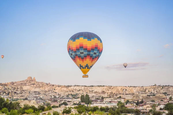 Kleurrijke Heteluchtballon Die Cappadocia Turkije Vliegt — Stockfoto