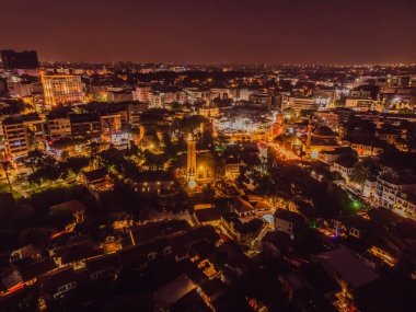 Türkiye 'nin Antalya kentindeki eski Kaleici kenti ve eski limanın gece manzarası. Türkiye popüler bir turizm beldesi.