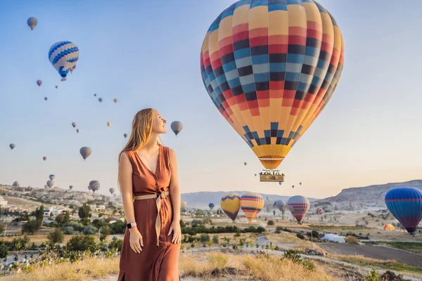 Turystka Oglądająca Balony Ogrzane Powietrze Kapadocji Turcji Szczęśliwej Podróży Turcji — Zdjęcie stockowe