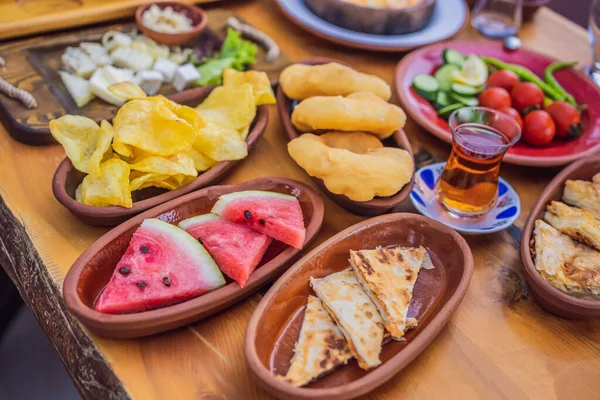 Turecki Stół Śniadaniowy Ciastka Warzywa Oliwki Sery Smażone Jajka Dżemy — Zdjęcie stockowe