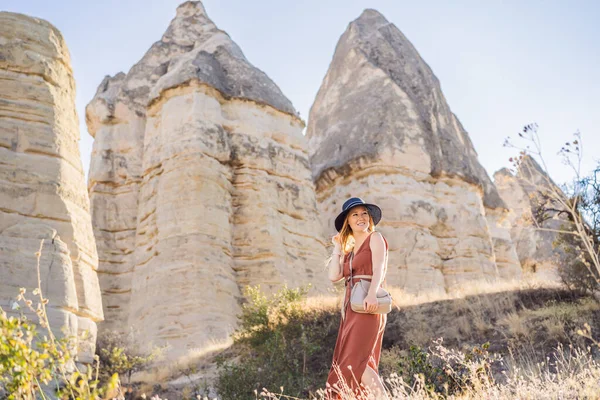 Vrouw Toerist Achtergrond Van Unieke Geologische Formaties Love Valley Cappadocië — Stockfoto
