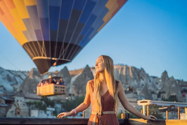 Туристка Смотрит Воздушные Шары Каппадокии Турция Концепция Счастливого Путешествия Турцию — стоковое фото