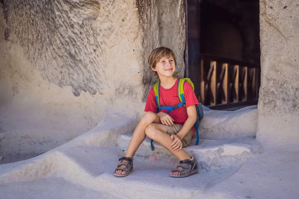 Kapadokya Goreme Yakınlarında Kaya Oluşumları Peri Mağaralarıyla Vadiyi Keşfeden Çocuk — Stok fotoğraf