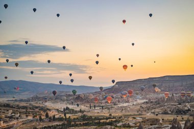 Türkiye 'nin Kapadokya üzerinde uçan renkli sıcak hava balonu.