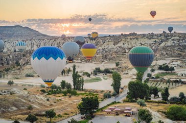 Türkiye 'nin Kapadokya üzerinde uçan renkli sıcak hava balonu.