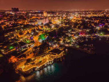 Türkiye 'nin Antalya kentindeki eski Kaleici kenti ve eski limanın gece manzarası. Türkiye popüler bir turizm beldesi.