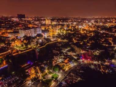 Türkiye 'nin Antalya kentindeki eski Kaleici kenti ve eski limanın gece manzarası. Türkiye popüler bir turizm beldesi.