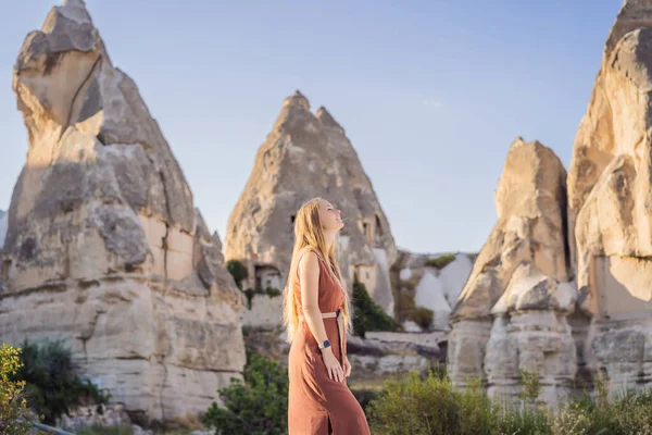 Kobieta Turystka Tle Unikalnych Formacji Geologicznych Dolinie Miłości Kapadocji Popularny — Zdjęcie stockowe