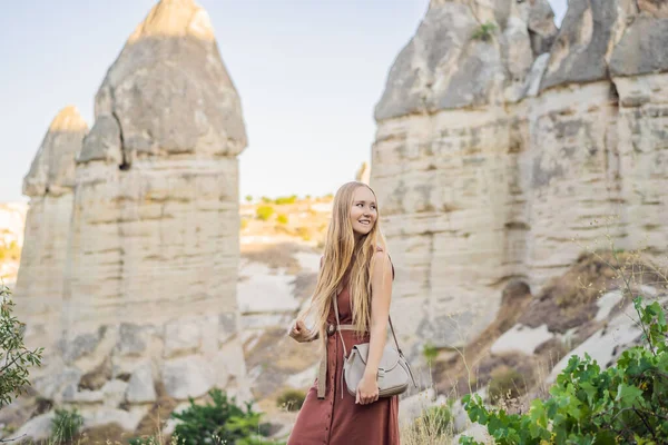 Vrouw Toerist Achtergrond Van Unieke Geologische Formaties Love Valley Cappadocië — Stockfoto