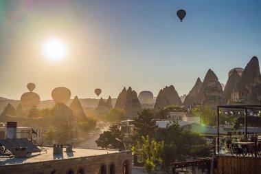 Türkiye 'nin Kapadokya üzerinde uçan renkli sıcak hava balonu.