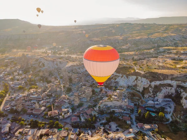Kleurrijke Heteluchtballonnen Vliegen Bij Fee Schoorstenen Vallei Nevsehir Goreme Cappadocia — Stockfoto