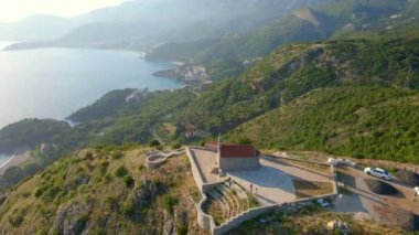 Budva kenti yakınlarındaki Sveti Stefan adasının üzerinde yer alan Saint Sava kilisesinin havadan yavaş çekilen videosu. Karadağ 'a Seyahat.