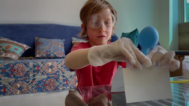 Liten Pojke Gör Vetenskapliga Experiment Hemma — Stockvideo