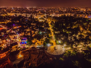 Türkiye 'nin Antalya kentindeki eski Kaleici kenti ve eski limanın gece manzarası. Türkiye popüler bir turizm beldesi.