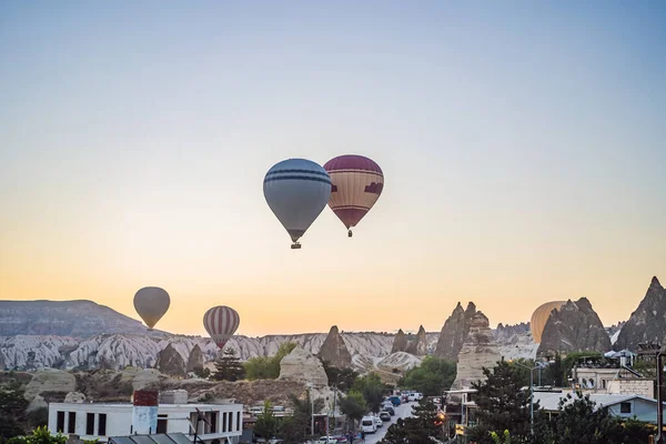カラフルな熱気球がトルコのカッパドキア上空を飛んでいます — ストック写真