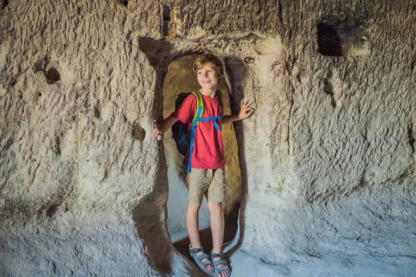 Мальчик Турист Исследующий Долину Скалами Сказочными Пещерами Возле Гореме Каппадокии — стоковое фото