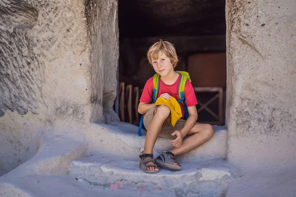 Chico Turista Explorando Valle Con Formaciones Rocosas Cuevas Hadas Cerca —  Fotos de Stock