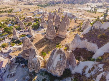 Kapadokya dağlarının ve mağara evlerinin muhteşem manzarası. Türkiye.