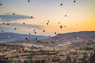 Türkiye 'nin Kapadokya üzerinde uçan renkli sıcak hava balonu.