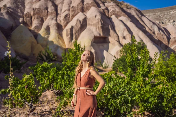 Jonge Vrouw Ontdekken Vallei Met Rotsformaties Sprookjes Grotten Buurt Van — Stockfoto