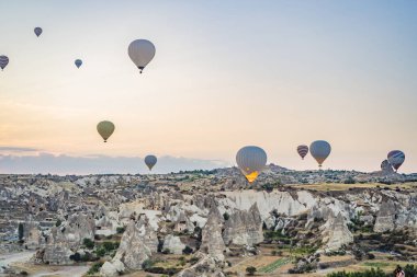 Türkiye 'nin Kapadokya üzerinde uçan renkli sıcak hava balonu.