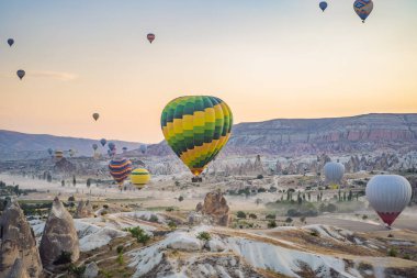 Türkiye 'nin Kapadokya üzerinde uçan renkli sıcak hava balonu.
