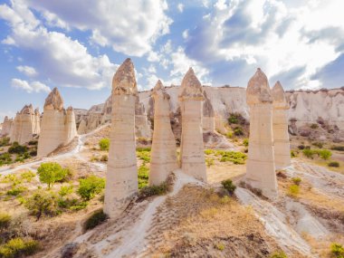 Kapadokya 'daki Aşk Vadisi' nde eşsiz jeolojik oluşumlar, Türkiye 'de popüler seyahat merkezleri.