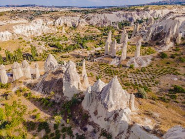 Kapadokya 'daki Aşk Vadisi' nde eşsiz jeolojik oluşumlar, Türkiye 'de popüler seyahat merkezleri.