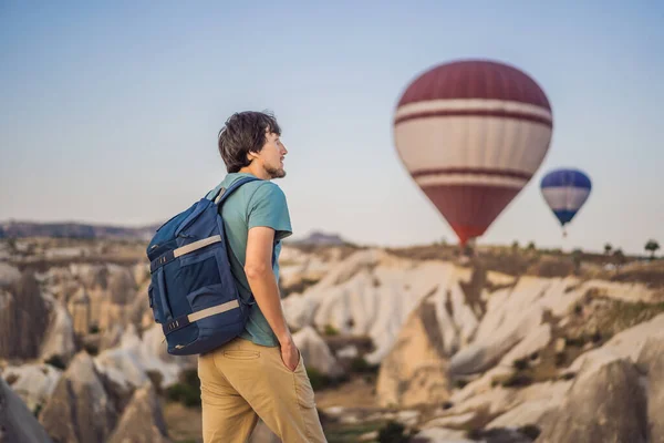 Turist Man Tittar Varmluftsballonger Kappadokien Turkiet Happy Travel Turkey Konceptet — Stockfoto