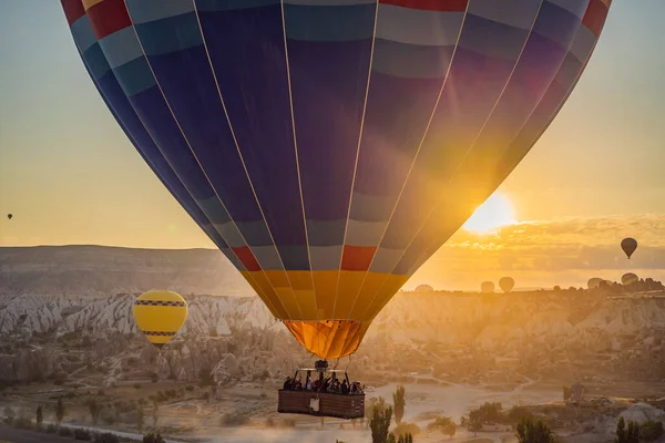 Πολύχρωμο Αερόστατο Που Πετά Πάνω Από Την Καππαδοκία Της Τουρκίας — Φωτογραφία Αρχείου