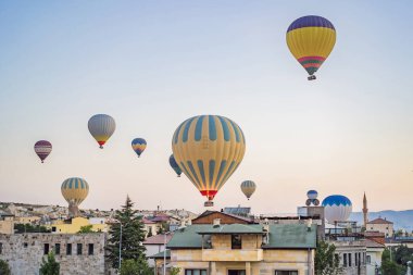 Türkiye 'nin Kapadokya üzerinde uçan renkli sıcak hava balonu.