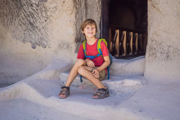 Kapadokya Goreme Yakınlarında Kaya Oluşumları Peri Mağaralarıyla Vadiyi Keşfeden Çocuk — Stok fotoğraf