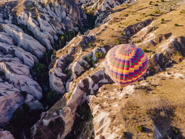 Színes Hőlégballonok Repülnek Tündér Kémények Völgyében Nevsehir Ben Goreme Ben — Stock Fotó