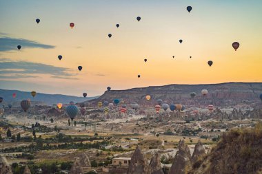 Türkiye 'nin Kapadokya üzerinde uçan renkli sıcak hava balonu.