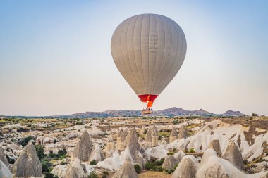 Türkiye 'nin Kapadokya üzerinde uçan renkli sıcak hava balonu.