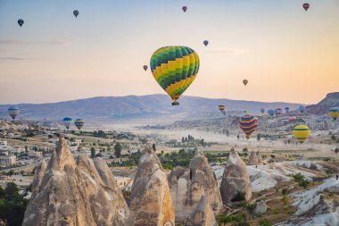 Türkiye 'nin Kapadokya üzerinde uçan renkli sıcak hava balonu.